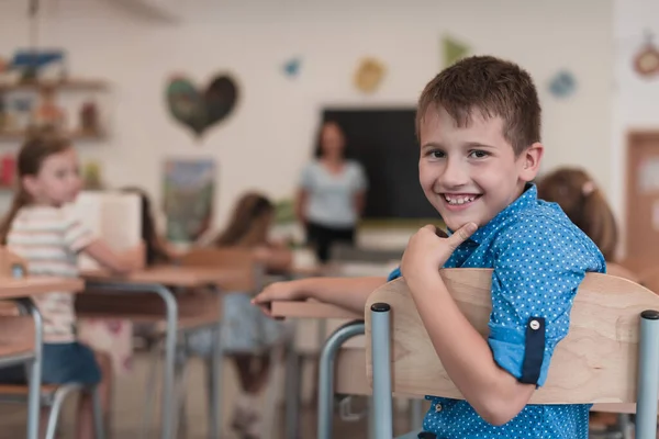 Little Boy Sitting Elementary School Drawing Paper Friends While Sitting — Zdjęcie stockowe