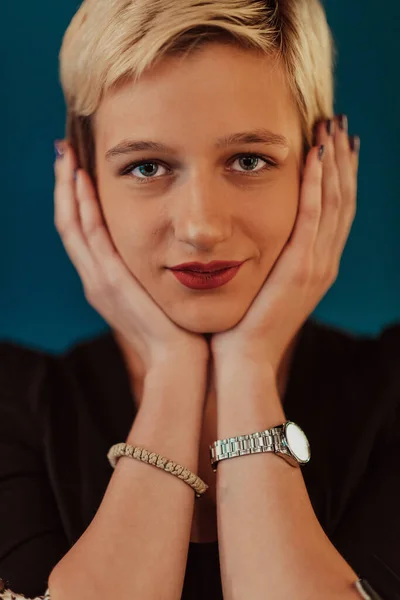 Photo Beautiful Businesswoman Successful Confident Young Woman Posing Hands Her — Fotografia de Stock