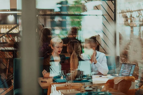 Happy Businesspeople Smiling Cheerfully Meeting Creative Office Group Successful Business — Stockfoto