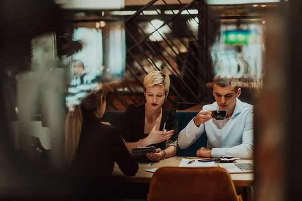 Happy Businesspeople Smiling Cheerfully Meeting Creative Office Group Successful Business — Stockfoto