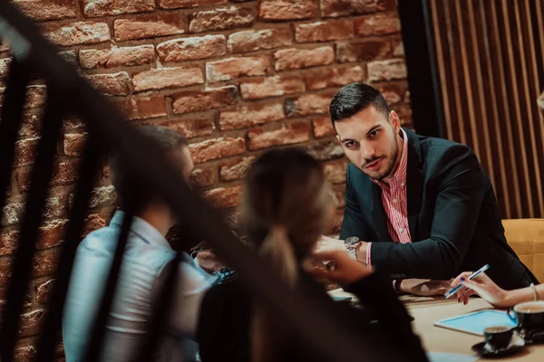 Happy Businesspeople Smiling Cheerfully Meeting Creative Office Group Successful Business — Fotografia de Stock