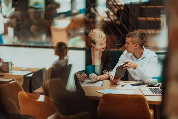 Happy Businesspeople Smiling Cheerfully Meeting Creative Office Group Successful Business — Fotografia de Stock