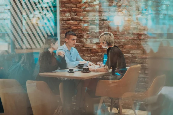 Happy Businesspeople Smiling Cheerfully Meeting Creative Office Group Successful Business — Fotografia de Stock