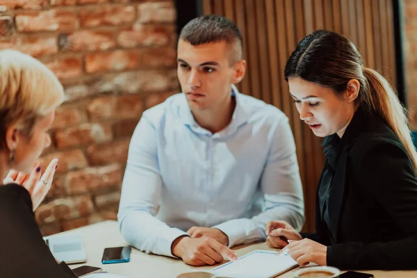 Happy Businesspeople Smiling Cheerfully Meeting Creative Office Group Successful Business — Foto de Stock