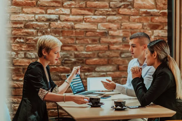 Happy Businesspeople Smiling Cheerfully Meeting Creative Office Group Successful Business — Foto Stock