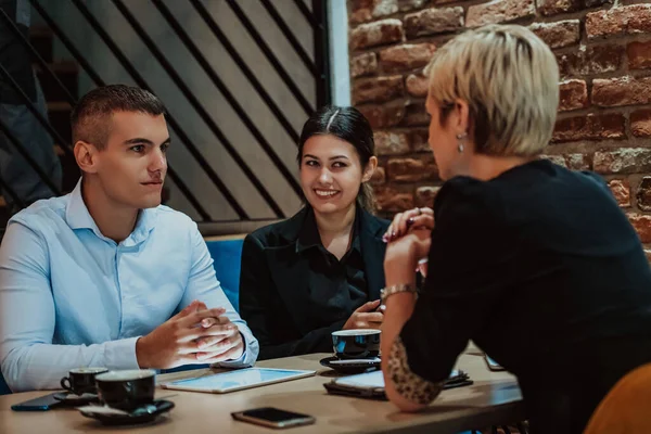 Happy Businesspeople Smiling Cheerfully Meeting Creative Office Group Successful Business — Stock Photo, Image