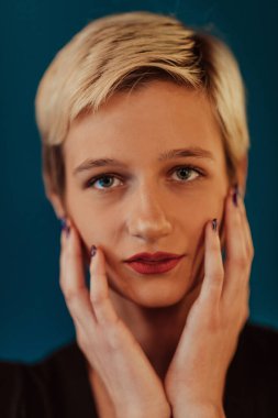 Photo Beautiful businesswoman, a successful confident young woman posing with hands on her face. Selective focus. High quality photo