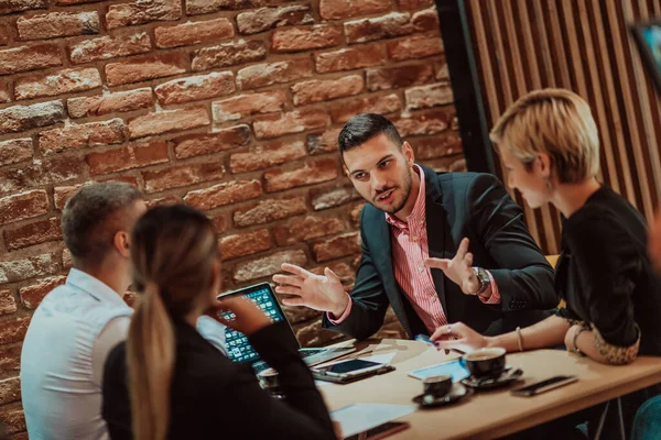 Happy Businesspeople Smiling Cheerfully Meeting Creative Office Group Successful Business — Foto de Stock