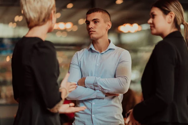 Photo Business Team Young People Discussing Business Ideas Modern Urban — Stock Fotó