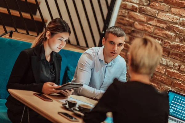 Happy Businesspeople Smiling Cheerfully Meeting Creative Office Group Successful Business — Stockfoto