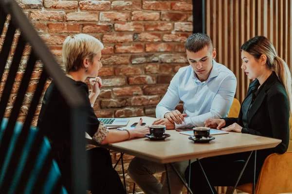 Happy Businesspeople Smiling Cheerfully Meeting Creative Office Group Successful Business — Stock Photo, Image