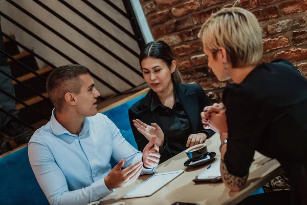 Happy Businesspeople Smiling Cheerfully Meeting Creative Office Group Successful Business — Stock Photo, Image