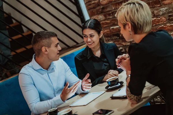 Happy Businesspeople Smiling Cheerfully Meeting Creative Office Group Successful Business — Stockfoto