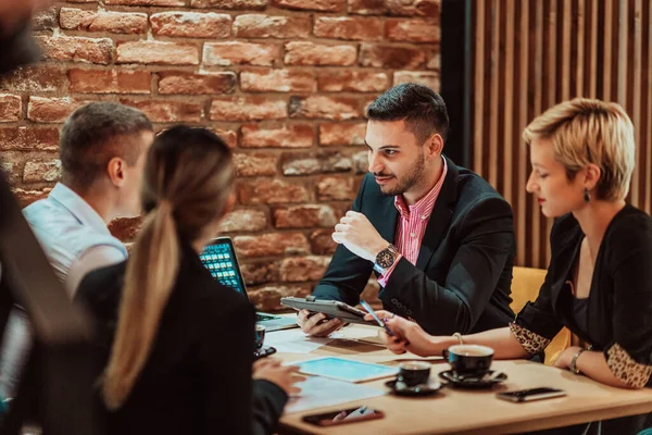 Happy Businesspeople Smiling Cheerfully Meeting Creative Office Group Successful Business — Stock Photo, Image