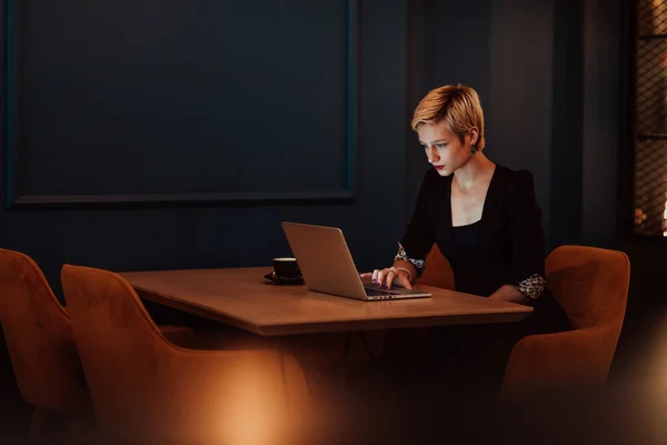 Businesswoman Sitting Cafe While Focused Working Laptop Participating Online Meetings — Foto Stock