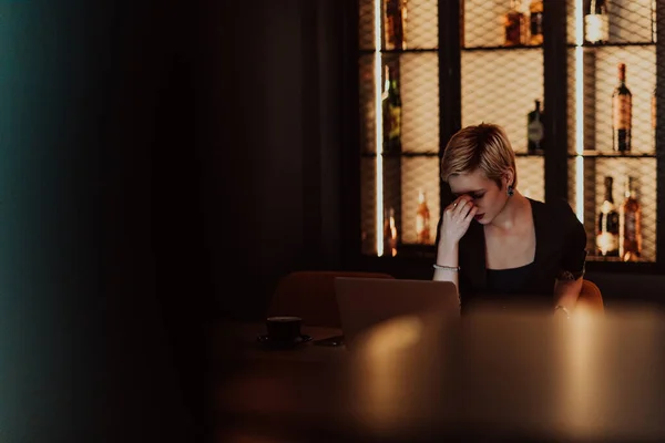 Businesswomen Stressed While Working Laptops Tired Businesswomen Headaches Coffee Shop —  Fotos de Stock