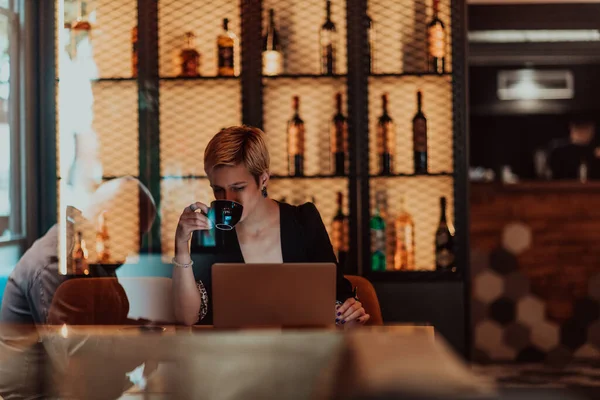 Businesswoman Sitting Coffee Shop Wooden Table Drinking Coffee Using Laptop —  Fotos de Stock