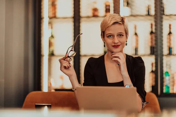 Businesswoman Sitting Cafe While Focused Working Laptop Participating Online Meetings — Stockfoto