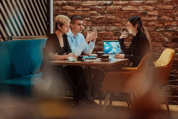 Happy Businesspeople Smiling Cheerfully Meeting Creative Office Group Successful Business — Foto Stock