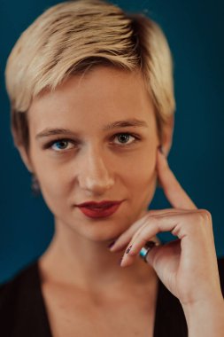 Photo Beautiful businesswoman, a successful confident young woman posing with hands on her face. Selective focus. High quality photo