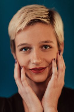 Photo Beautiful businesswoman, a successful confident young woman posing with hands on her face. Selective focus. High quality photo