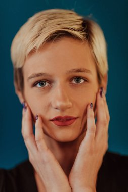 Photo Beautiful businesswoman, a successful confident young woman posing with hands on her face. Selective focus. High quality photo