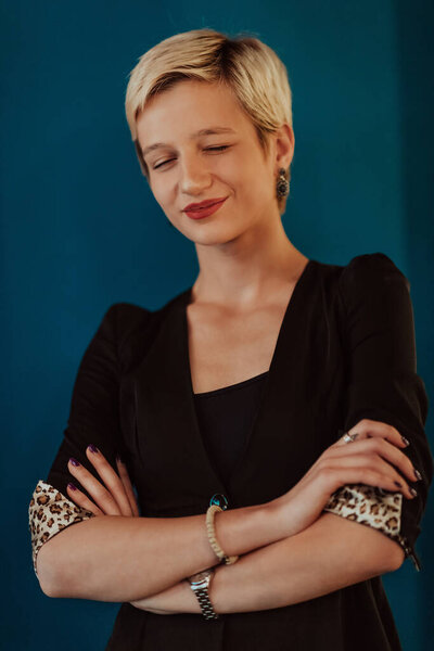 Красивая деловая женщина, успешная уверенность с скрещенными руками на современном синем фоне коврика. Выборочный фокус. Высокое качество фото