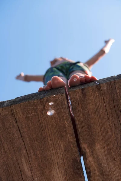 Мальчик Подросток Готовый Прыжку Реку Летний Солнечный День Отдыхе Супергерой — стоковое фото
