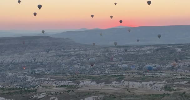 Aerial Cinematic Drone View Colorful Hot Air Balloon Flying Cappadocia — Vídeo de stock