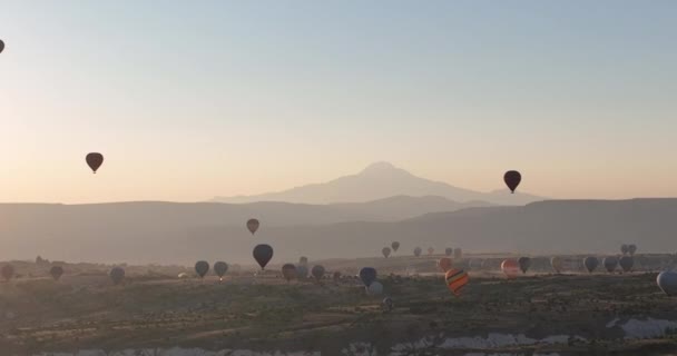 Aerial Cinematic Drone View Colorful Hot Air Balloon Flying Cappadocia — Vídeo de Stock