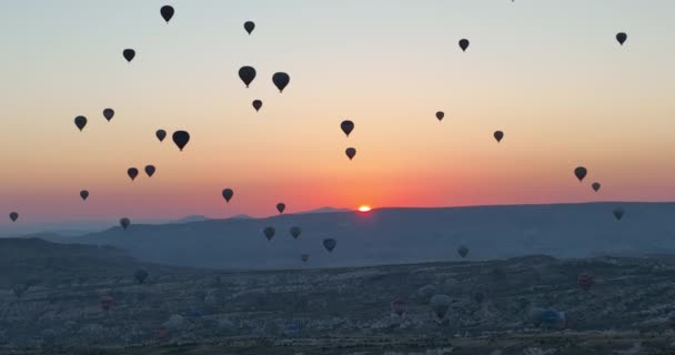 Aerial Cinematic Drone View Colorful Hot Air Balloon Flying Cappadocia — Vídeo de stock