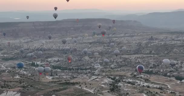 Aerial Cinematic Drone View Colorful Hot Air Balloon Flying Cappadocia — Vídeo de stock