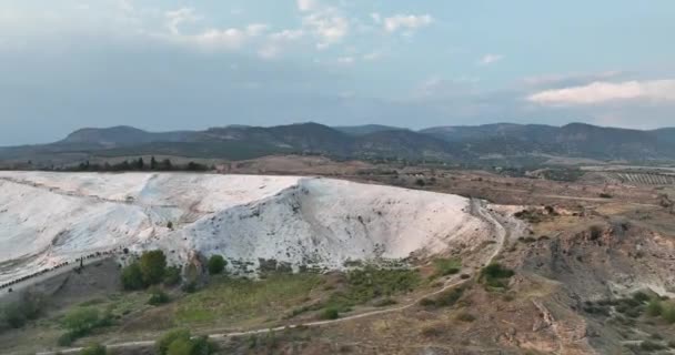 Pamukkale Travertines Cinematic Aerial Drone Знаменитая Турецкая Белая Термальная Ванна — стоковое видео