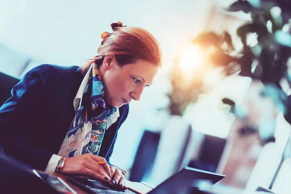 Photo Elderly Woman Using Laptop Carry Out Business Projects Tasks — 스톡 사진