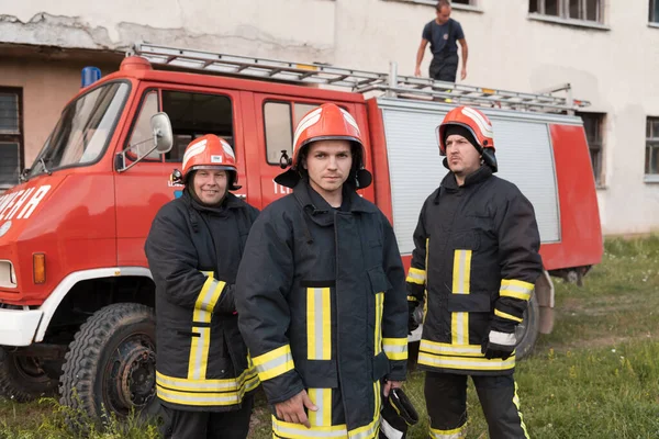 Grupp Brandmän Står Självsäkra Efter Väl Genomförd Räddningsoperation Brandmän Redo — Stockfoto