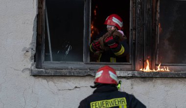 İtfaiyeci kahraman yangından sonra bebeğini yanan binadan dışarı taşıyor. İnsanları tehlikeli bir yerden kurtarmak. Takım çalışması Yüksek kalite fotoğraf