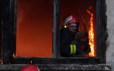 İtfaiyeci kahraman yangından sonra bebeğini yanan binadan dışarı taşıyor. İnsanları tehlikeli bir yerden kurtarmak. Takım çalışması Yüksek kalite fotoğraf