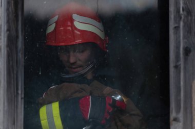 İtfaiyeci kahraman yangından sonra bebeğini yanan binadan dışarı taşıyor. İnsanları tehlikeli bir yerden kurtarmak. Takım çalışması Yüksek kalite fotoğraf