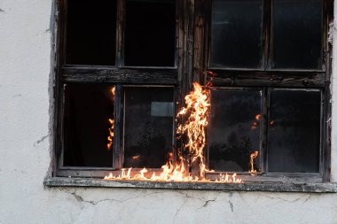 İtfaiyeci kahraman yangından sonra bebeğini yanan binadan dışarı taşıyor. İnsanları tehlikeli bir yerden kurtarmak. Takım çalışması Yüksek kalite fotoğraf