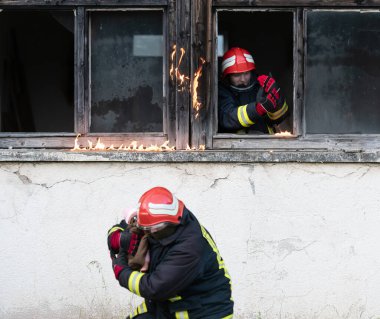 İtfaiyeci kahraman yangından sonra bebeğini yanan binadan dışarı taşıyor. İnsanları tehlikeli bir yerden kurtarmak. Takım çalışması Yüksek kalite fotoğraf