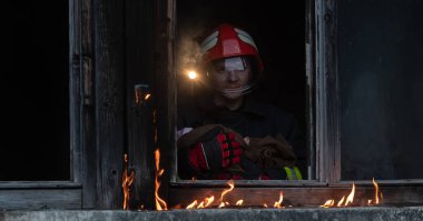 İtfaiyeci kahraman yangından sonra bebeğini yanan binadan dışarı taşıyor. İnsanları tehlikeli bir yerden kurtarmak. Takım çalışması Yüksek kalite fotoğraf