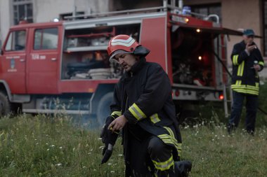 Depresyondaki yakışıklı bir itfaiyecinin portresi itfaiye aracının yanında. Yüksek kalite fotoğraf