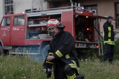 Depresyondaki yakışıklı bir itfaiyecinin portresi itfaiye aracının yanında. Yüksek kalite fotoğraf