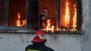 İtfaiyeci kahraman yangından sonra bebeğini yanan binadan dışarı taşıyor. İnsanları tehlikeli bir yerden kurtarmak. Takım çalışması Yüksek kalite fotoğraf