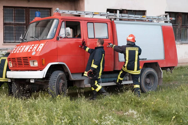 よくやった救助活動の後に自信を持って立って消防士のグループ 救急車の準備ができて消防士 高品質の写真 — ストック写真