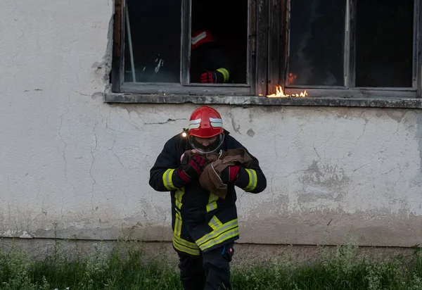 Firefighter Hero Carrying Baby Girl Out Burning Building Area Fire — Stock Photo, Image