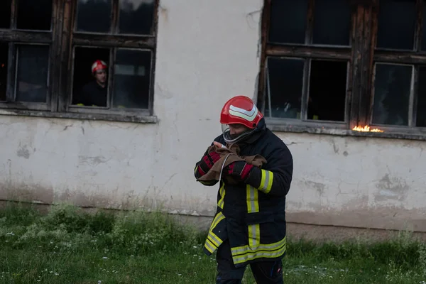 Bohater Strażacki Niosący Dziewczynkę Płonącego Budynku Pożarze Ratuj Ludzi Niebezpiecznego — Zdjęcie stockowe
