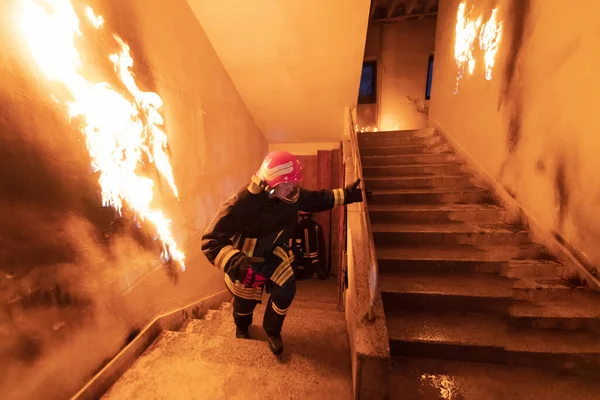 Coraggioso Pompiere Scende Scale Edificio Fiamme Tiene Ragazza Salvata Tra — Foto Stock