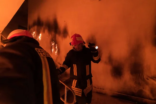 Brave Fireman Descends Stairs Burning Building Dan Holds Saved Girl — Stok Foto