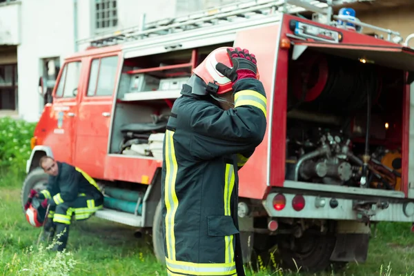 Brandweerman Met Uniform Helm Staan Voor Elektrische Draad Een Dak — Stockfoto